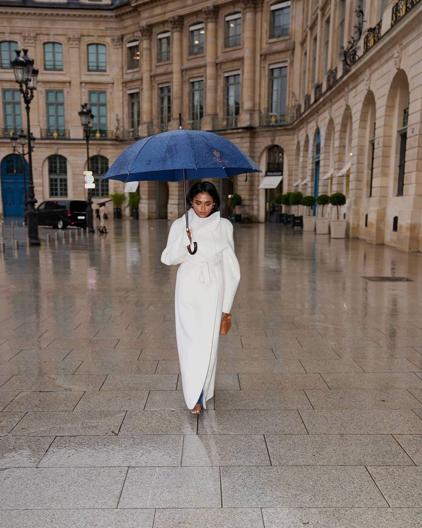 Paris rain ☔️ in action but in my dreamiest coat @bevza 🤍 #bevza 

#pfw #pfwss25 #pfwstreetstyle #coat #ritzparis