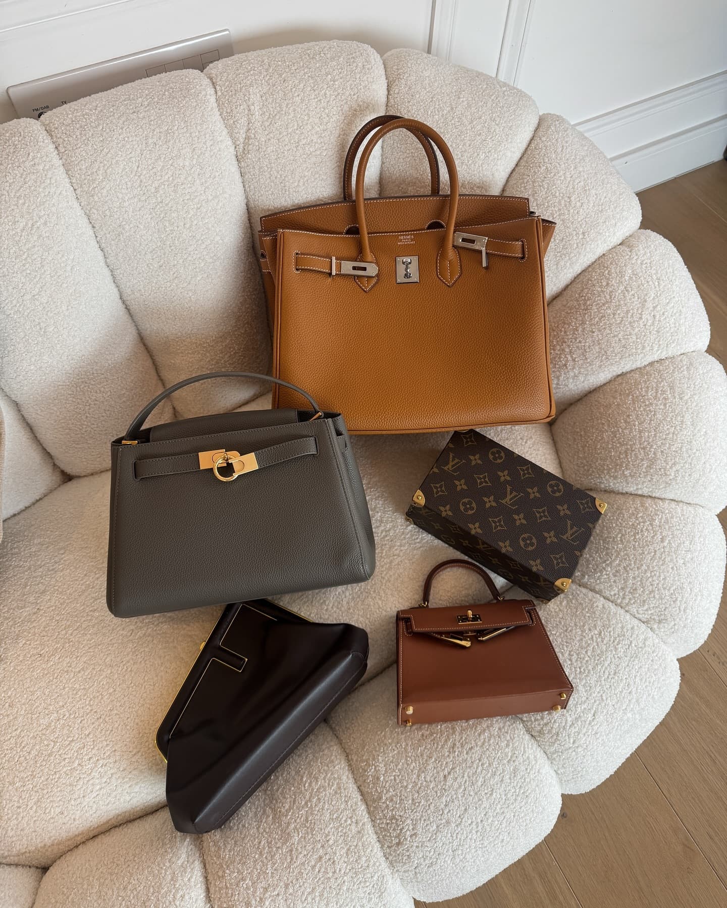 Can you tell that I am chasing brown? 🤎🍂

#hermesbirkin #hermeskelly #louisvuitton #autumnbag #autumncoat #wintercoat #handbags #londonstreetstyle #fallfashion #falloutfits #london #autumnoutfit #autumnoutfits #autumnfashion #chicautumnoutfit #ukfashion #ukwomen #londonlifestyle