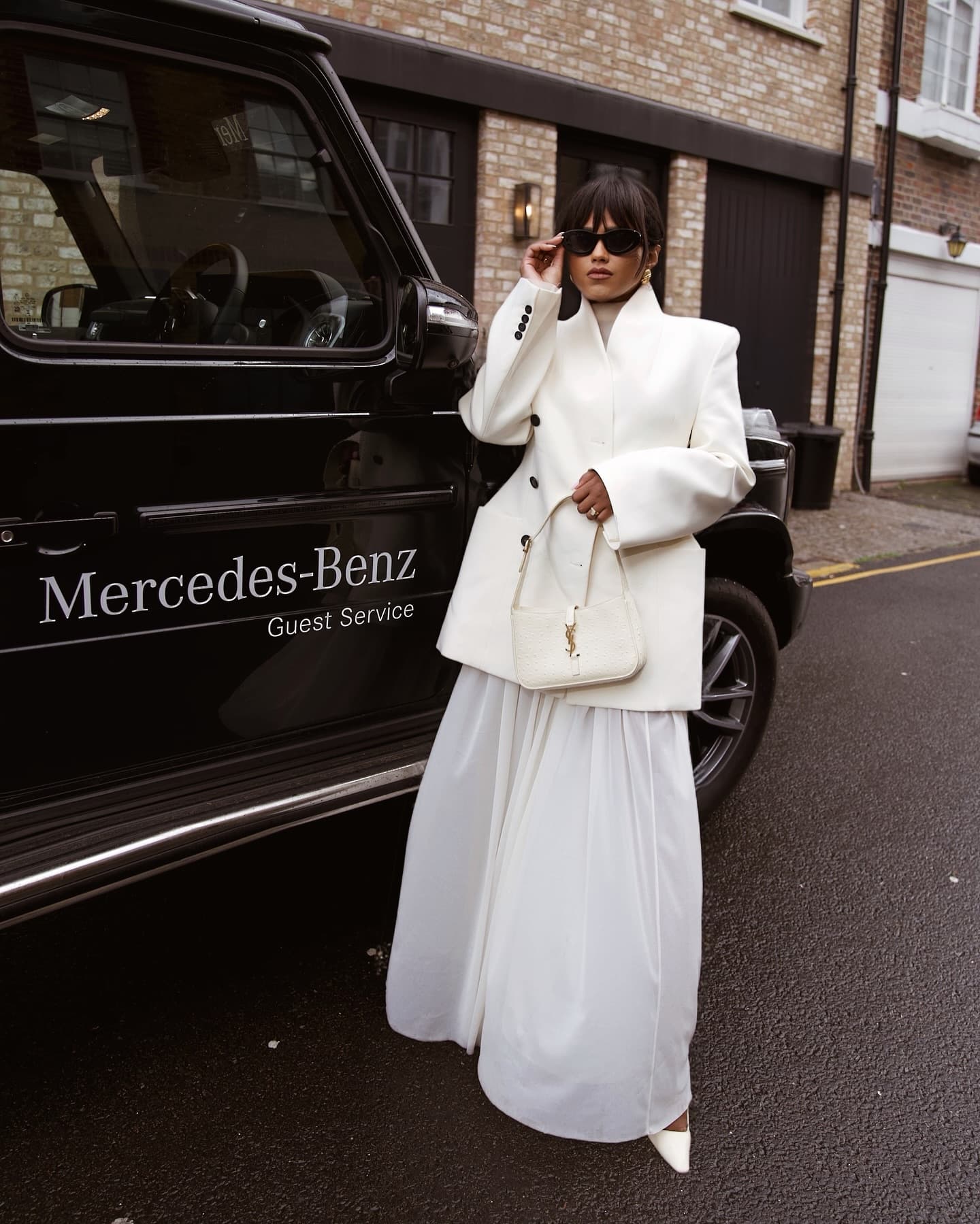 LFW Day 1 with @mercedesbenzuk 🤍 *Ad 
Saw beautiful pieces for the new season, met so many of you guys and had a lovely start to the fashion month.

#lfw #lfw25 #lfwstreetstyle  #effortlesschic  #minimalstyledaily  #londonstreetstyle #ukfashion #ukwomen #londonlifestyle #outfitinspo #outfitideas #londonfashion #londonstyle